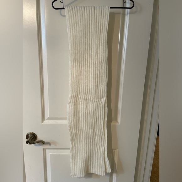 Women's Winter Essentials 4pc. Set - Picture 8 of 11